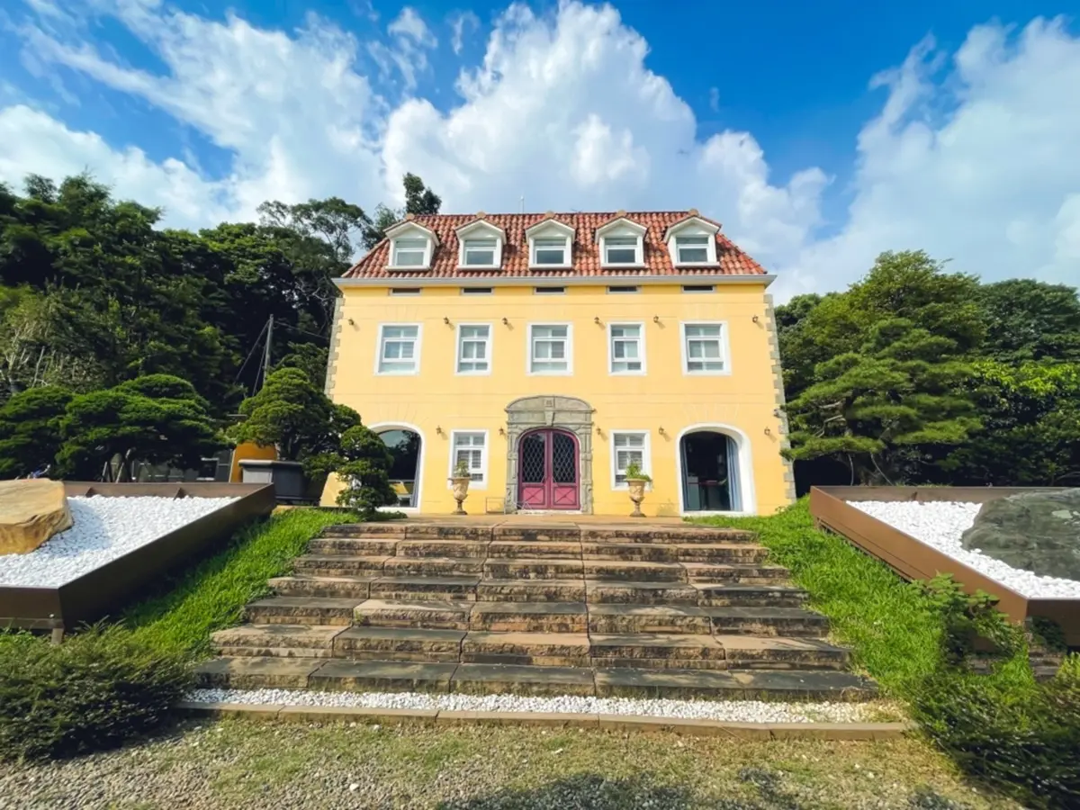 桃園親子景點＋１！「萬坪莊園」打卡鵝黃色歐風城堡，再賞超Q水豚君、狐獴