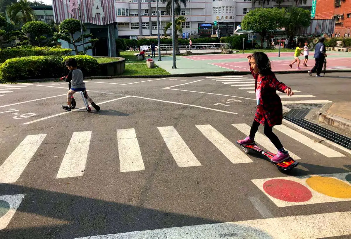 縮小版駕訓場！新北「交通主題公園」神複製，迷你加油站、洗車場小孩玩瘋（中獎名單已公布）