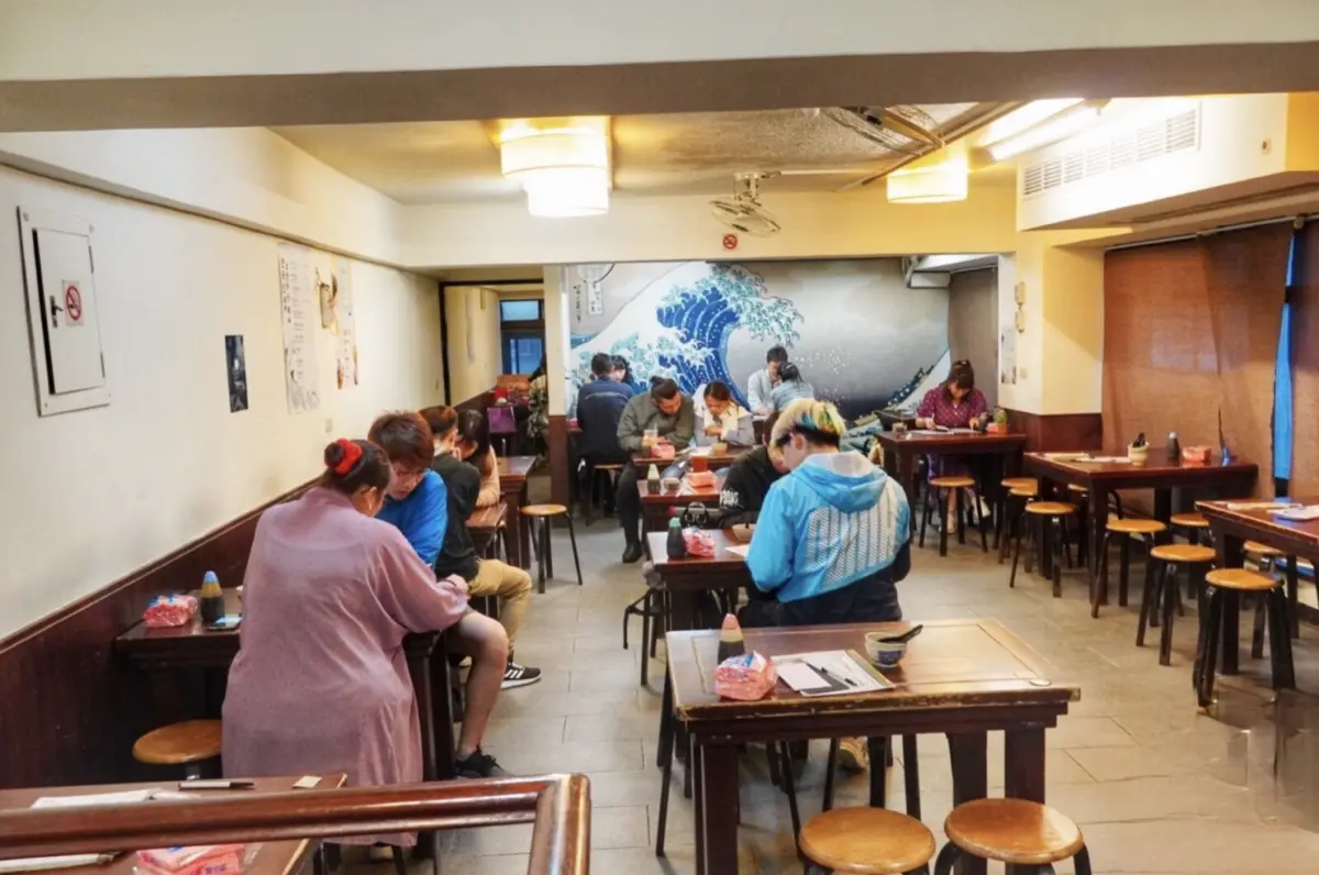 紅遍中日韓！台北「排隊日料」先搶巨無霸鮭魚握壽司，免費味噌湯＋蔥花任加