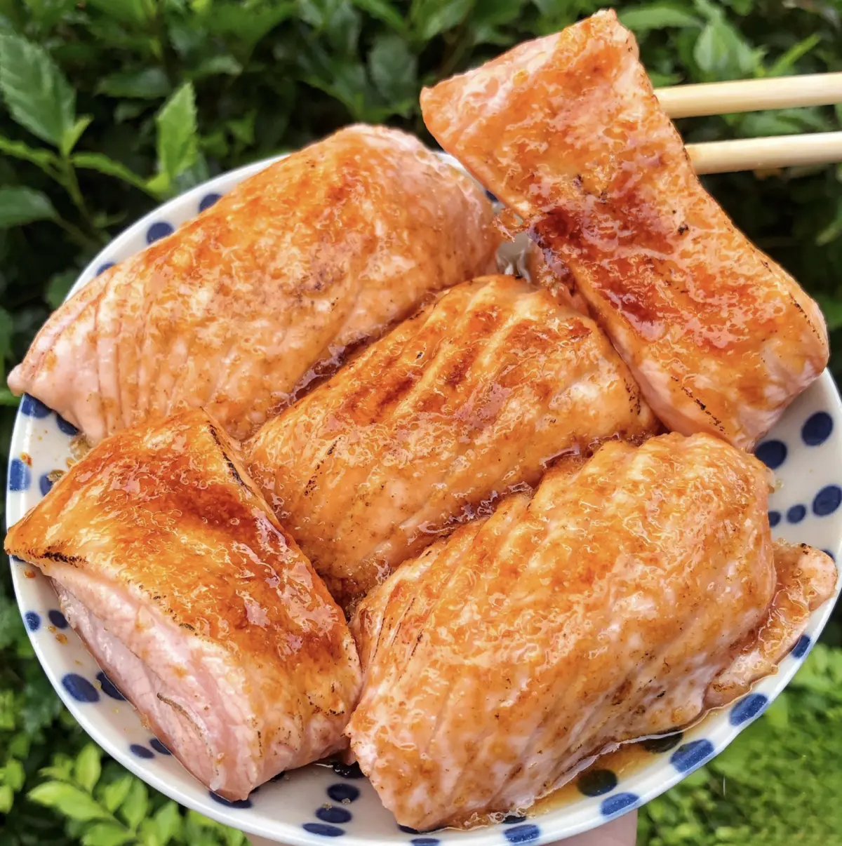 紅遍中日韓！台北「排隊日料」先搶巨無霸鮭魚握壽司，免費味噌湯＋蔥花任加
