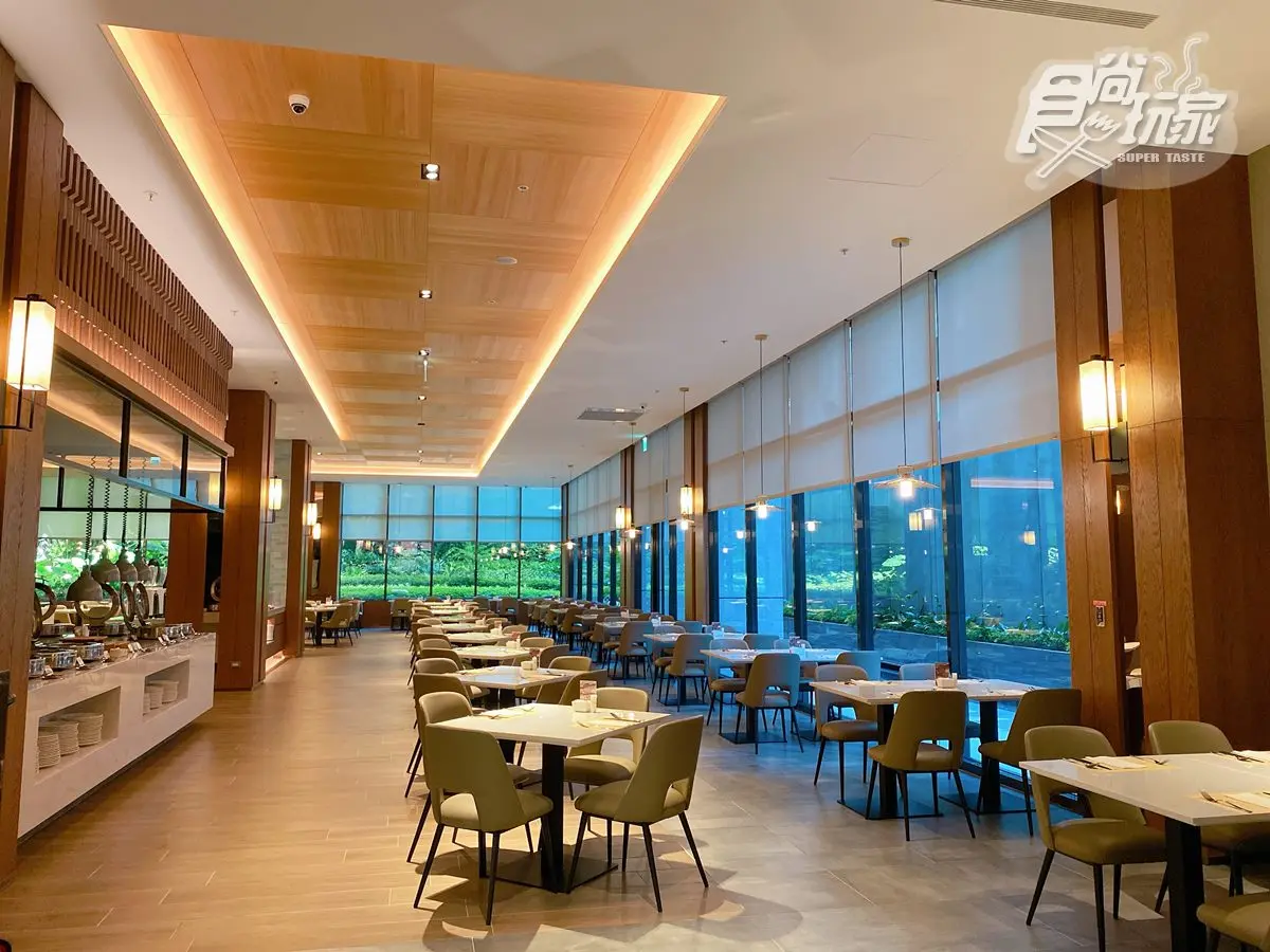 全台南唯一高空泳池！網美飯店府城名產免費拿，吃到飽爽嗑「威士忌牛肉湯」