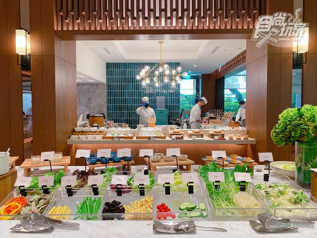 全台南唯一高空泳池！網美飯店府城名產免費拿，吃到飽爽嗑「威士忌牛肉湯」
