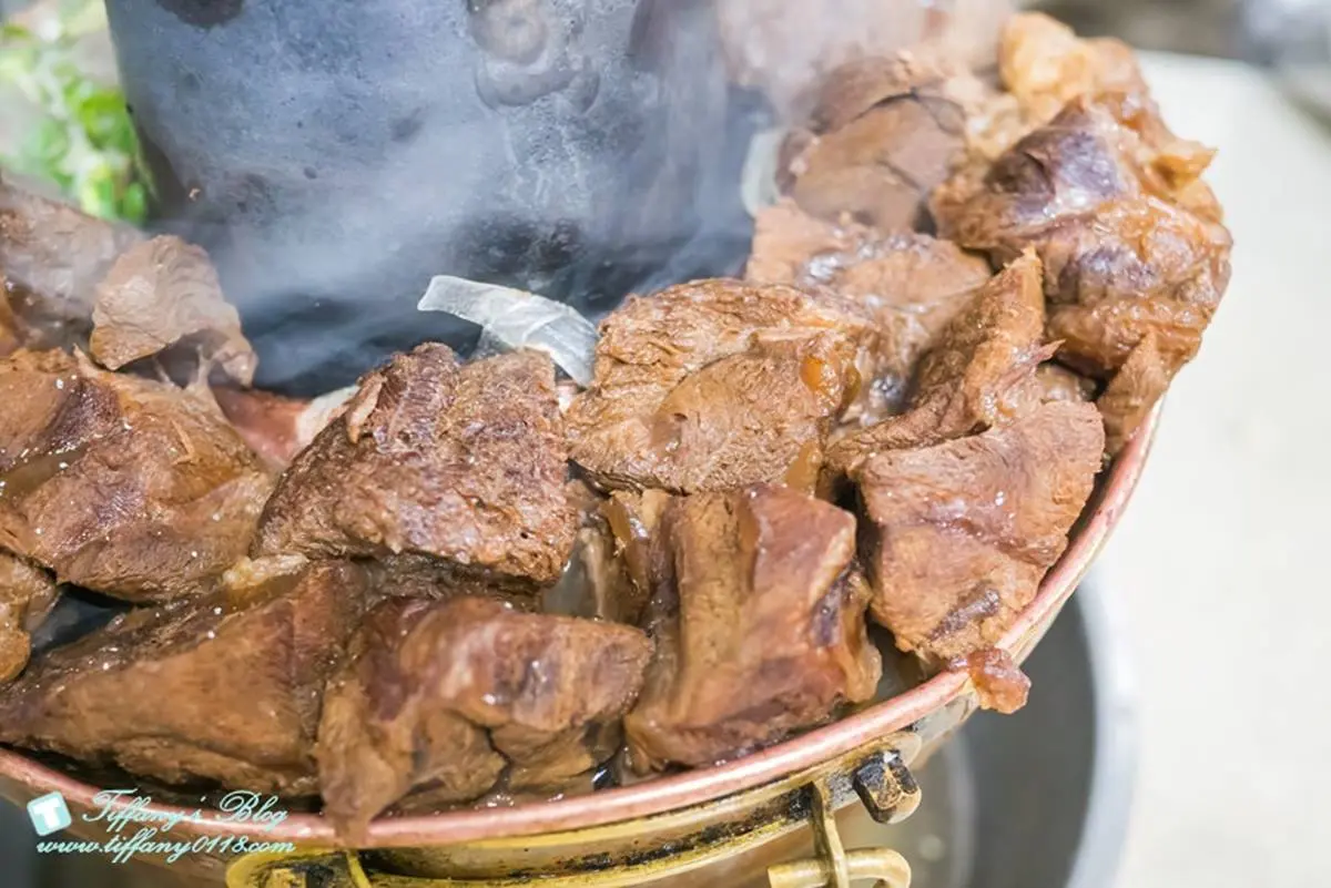 台中最強「爆量牛肉鍋」！牛肉塊、蔥肉丸滿到炸出，在地人瘋排隊開店就客滿