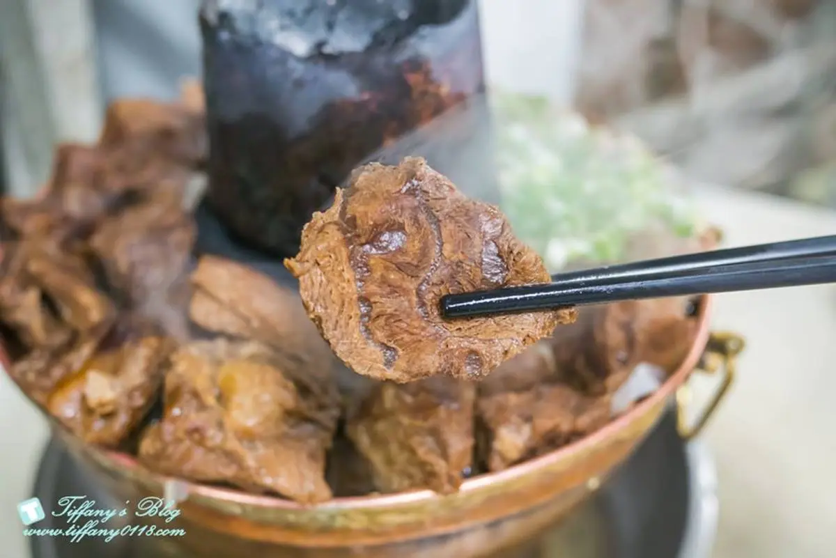 台中最強「爆量牛肉鍋」！牛肉塊、蔥肉丸滿到炸出，在地人瘋排隊開店就客滿