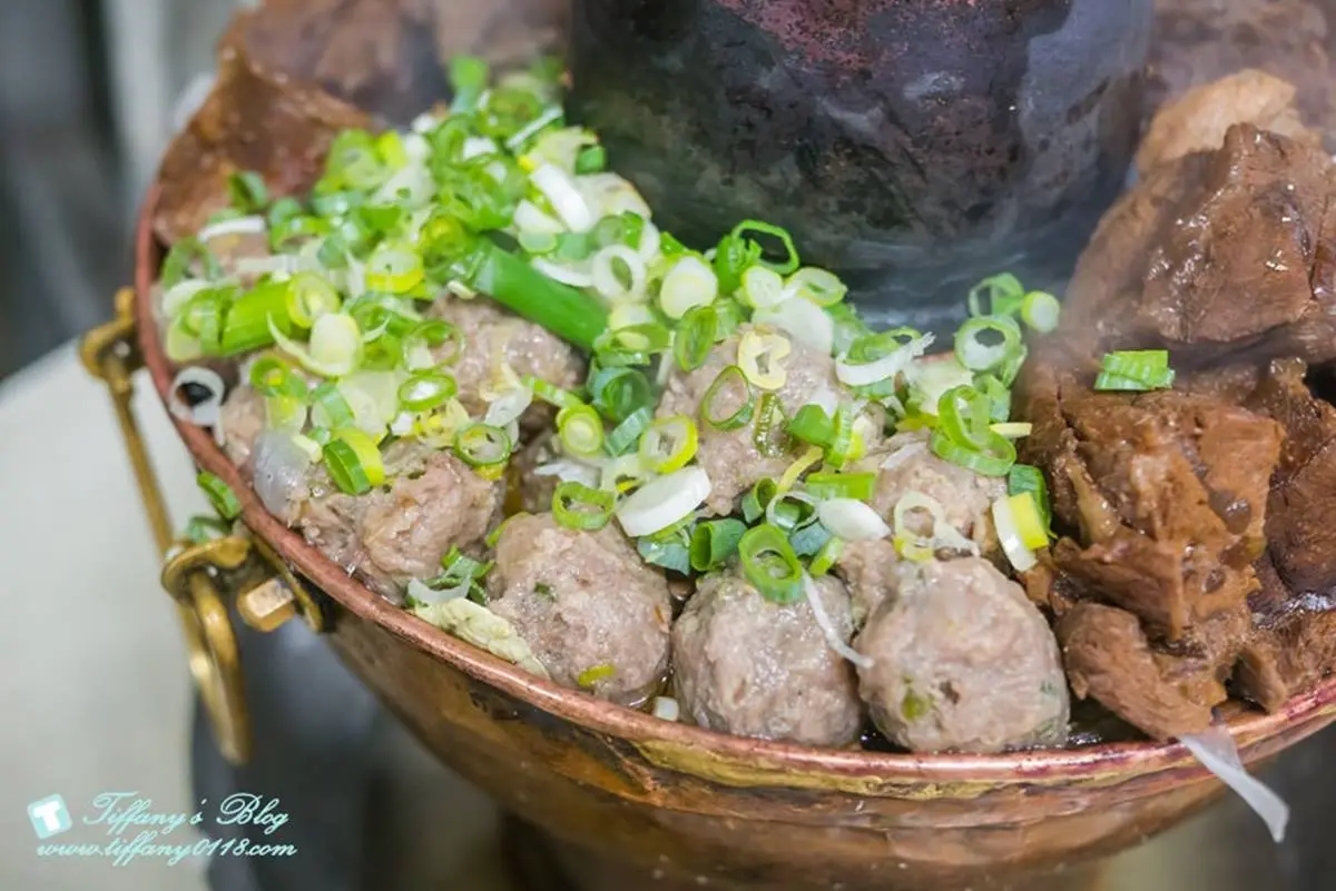 台中最強「爆量牛肉鍋」！牛肉塊、蔥肉丸滿到炸出，在地人瘋排隊開店就客滿
