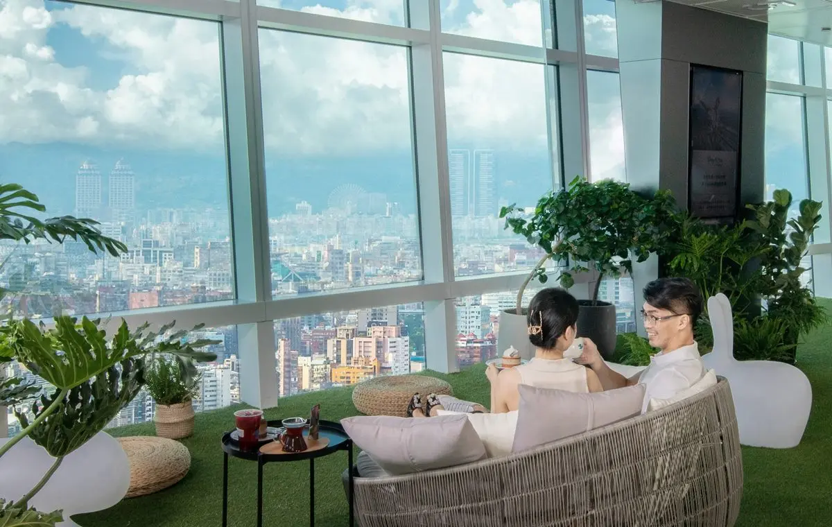 台北最強夜景回歸！101觀景台先衝「高空Sky Lounge」賞月，國軍再享免費入場