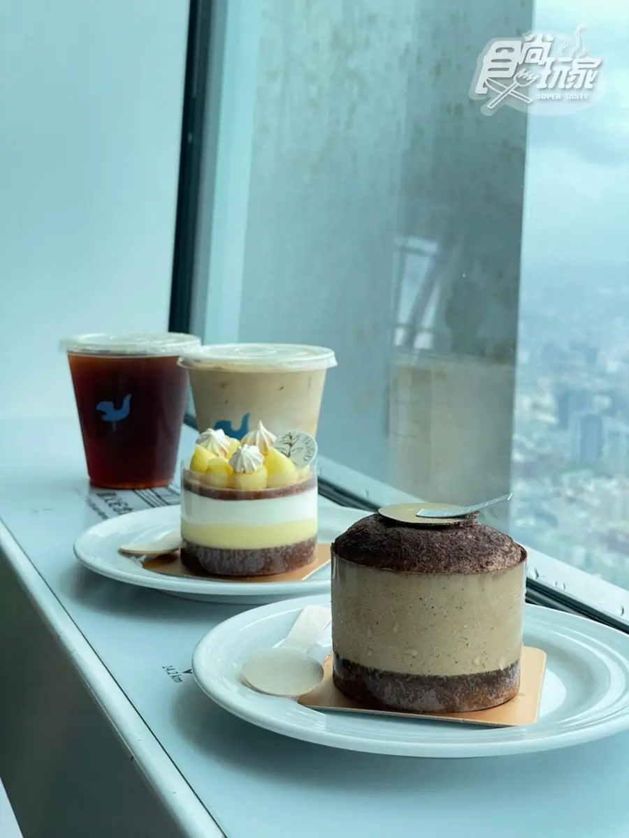 台北最強夜景回歸！101觀景台先衝「高空Sky Lounge」賞月，國軍再享免費入場