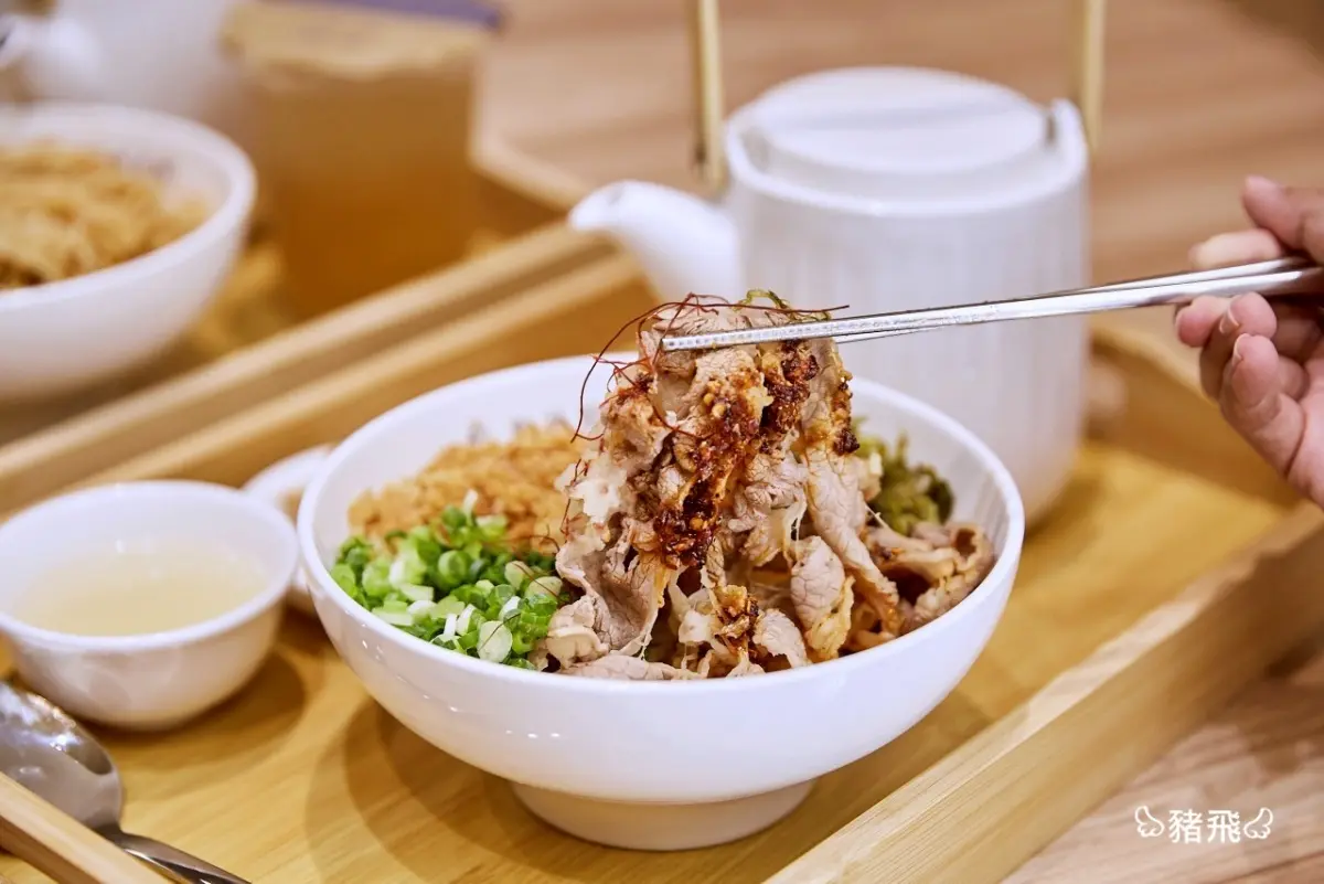 【新開店】全台首創一麵兩吃！「椒麻拌麵」13種小菜任搭，淋現熬雞湯變湯麵
