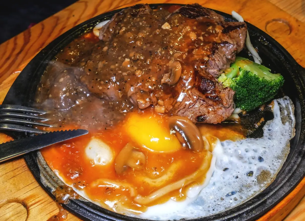 咖哩飯、爆米花任吃！市府站「高CP值牛排」僅210元，牛肉湯吃得到大塊牛肉