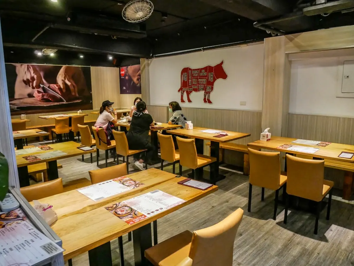 咖哩飯、爆米花任吃！市府站「高CP值牛排」僅210元，牛肉湯吃得到大塊牛肉