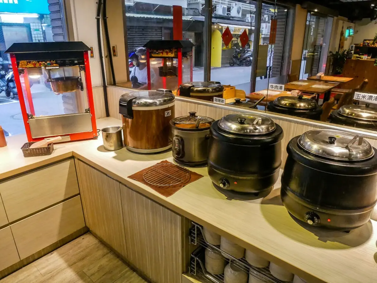 咖哩飯、爆米花任吃！市府站「高CP值牛排」僅210元，牛肉湯吃得到大塊牛肉