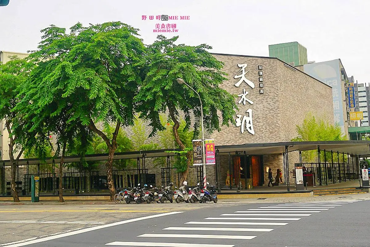 佛祖陪吃火鍋！高雄「浮誇系鍋物」打卡禪意蓮花池，嘗鮮棉花糖＋壽喜燒湯底