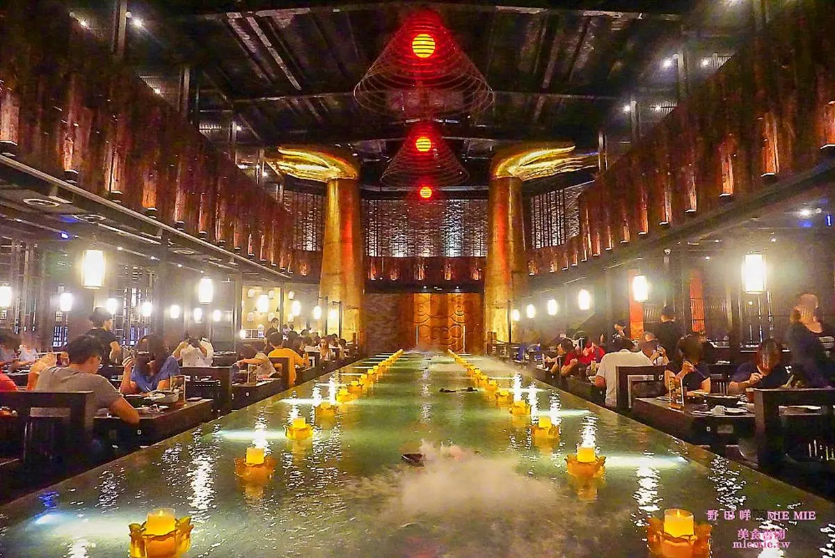 佛祖陪吃火鍋！高雄「浮誇系鍋物」打卡禪意蓮花池，嘗鮮棉花糖＋壽喜燒湯底