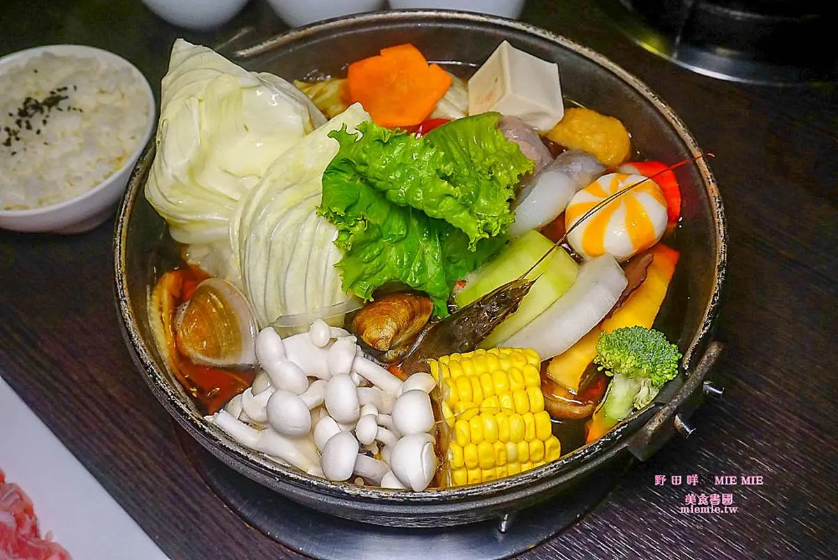 佛祖陪吃火鍋！高雄「浮誇系鍋物」打卡禪意蓮花池，嘗鮮棉花糖＋壽喜燒湯底