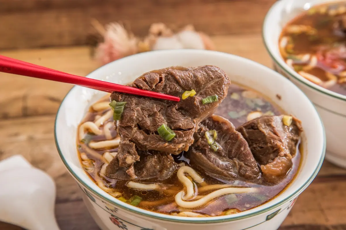 桃園人推爆！中壢５必吃牛肉麵：免費加麵加湯、1700則好評、只賣１種湯頭
