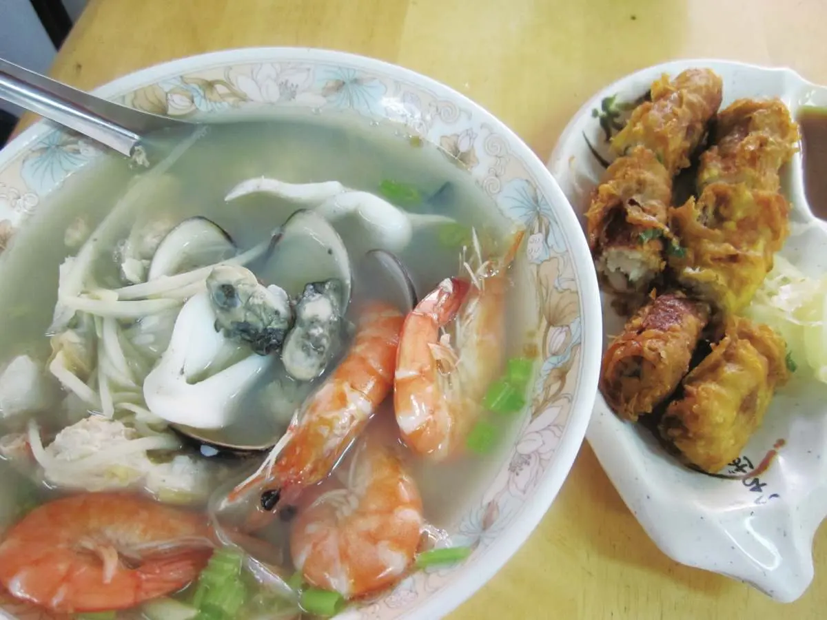 忙到１次煮５鍋！台南4.1星「澎湃海鮮粥」塞滿５種海鮮，老饕必點特製蝦捲