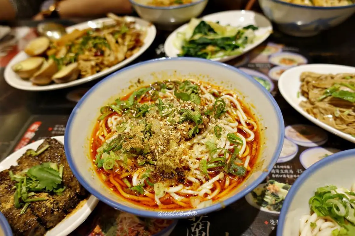 美食一條街！遼寧街周邊５家網推必吃：噴香「黑芝麻麵」、IG超夯彩色湯圓