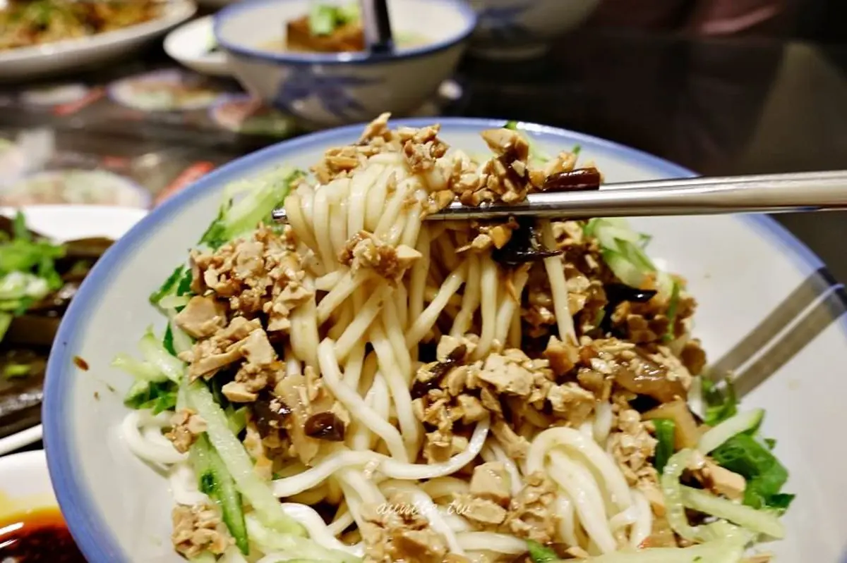 美食一條街！遼寧街周邊５家網推必吃：噴香「黑芝麻麵」、IG超夯彩色湯圓