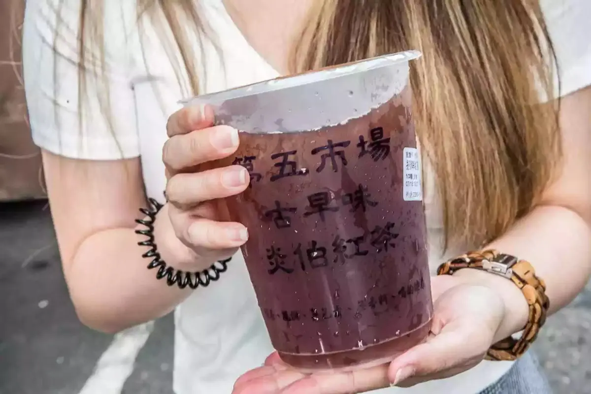 不敗古早味！北中南５家紅茶冰：巨無霸袋裝、1000cc僅25元、熟客一次買10杯