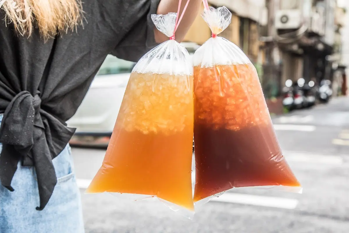 不敗古早味!北中南5家紅茶冰:巨無霸袋裝、1000cc僅25元、熟客一次買10杯 不敗古早味!北中南5家紅茶冰:巨無霸袋裝、1000cc僅25元、熟客一次買10杯