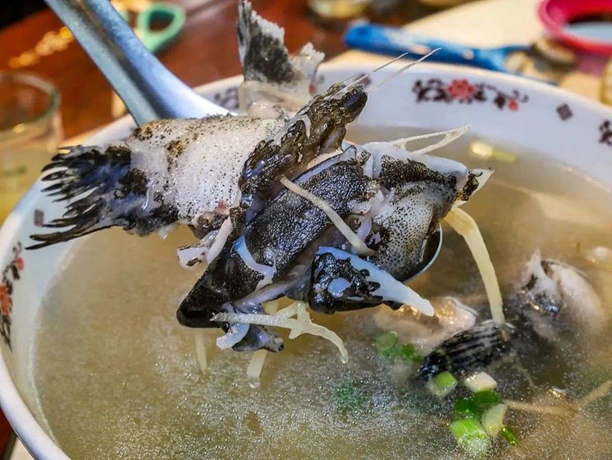自家漁船捕撈！超澎派「咖哩螃蟹」滿滿蟹膏尬麵包，大分量小卷米粉用碗公裝