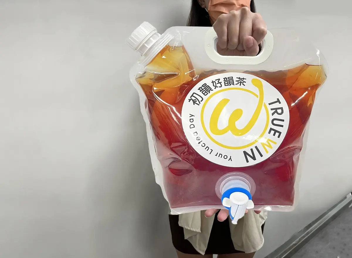 話題超高「尿袋飲」再推縮小版!「5公升豪飲袋」提著走,雙口味喝到飽 話題超高「尿袋飲」再推縮小版!「5公升豪飲袋」提著走,雙口味喝到飽