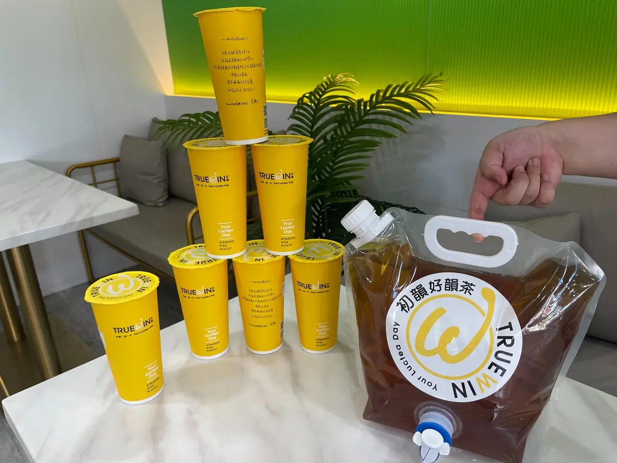 話題超高「尿袋飲」再推縮小版!「5公升豪飲袋」提著走,雙口味喝到飽 話題超高「尿袋飲」再推縮小版!「5公升豪飲袋」提著走,雙口味喝到飽