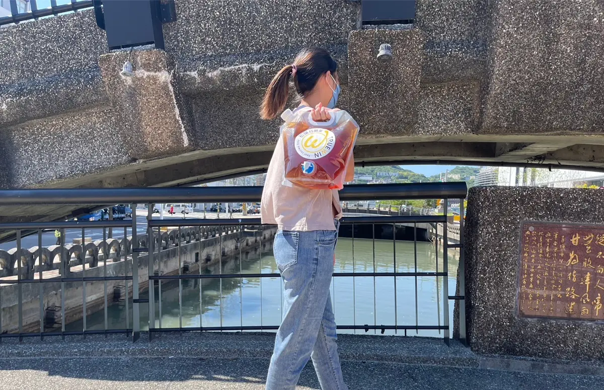 話題超高「尿袋飲」再推縮小版!「5公升豪飲袋」提著走,雙口味喝到飽 話題超高「尿袋飲」再推縮小版!「5公升豪飲袋」提著走,雙口味喝到飽