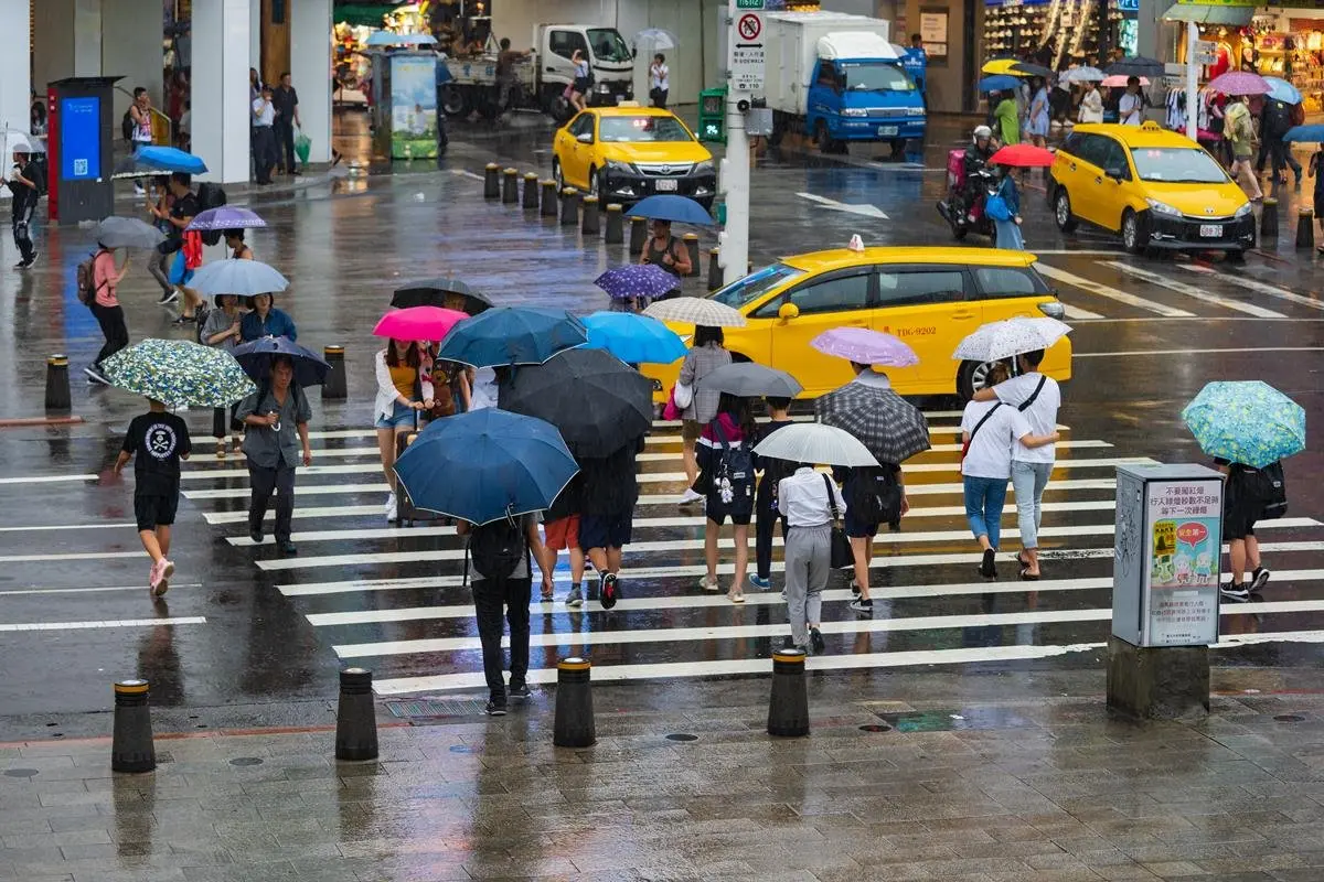 明起驟降10度!東北季風報到變濕涼,國慶連假天氣、全台雨區一次看 明起驟降10度!東北季風報到變濕涼,國慶連假天氣、全台雨區一次看