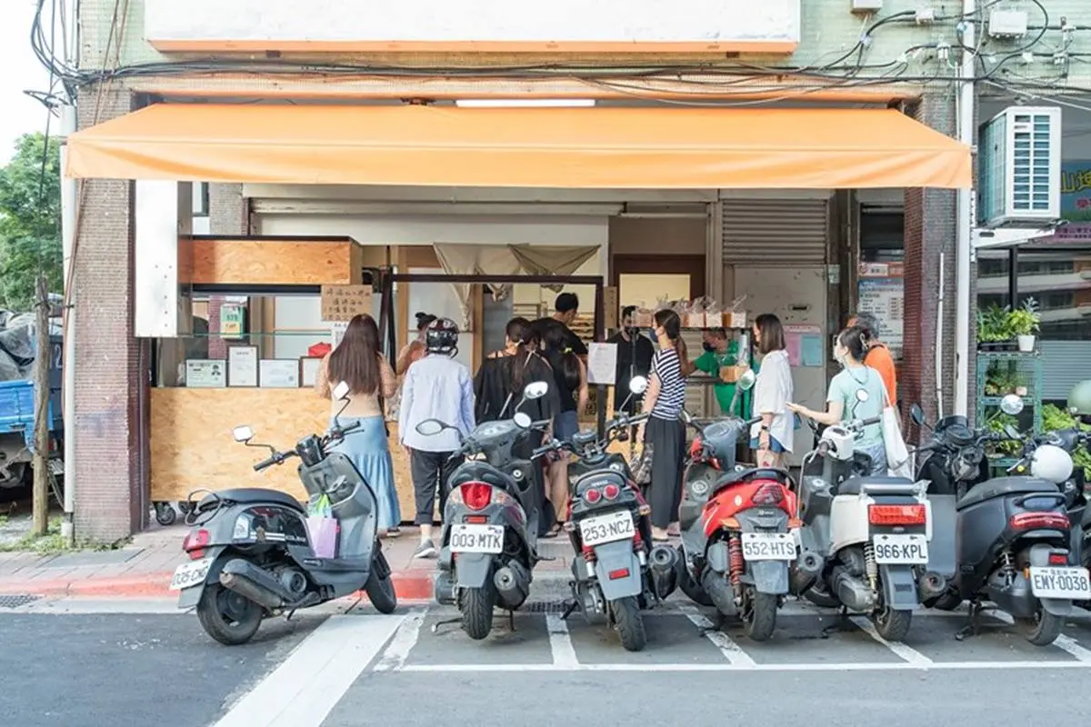 賣10元NG麵包暴紅?台北「無名麵包工廠」每到下午排爆,必搶現炸脆皮甜甜圈 賣10元NG麵包暴紅?台北「無名麵包工廠」每到下午排爆,必搶現炸脆皮甜甜圈