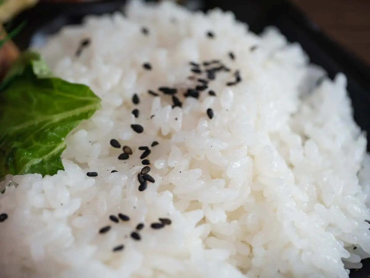１年賣25億個！日本超商「人氣飯糰」TOP ５，「拆包裝」讓老外崩潰上網求救