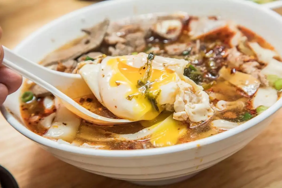 桃園最狂「國旗屋」在這!忠貞市場「大碗公米干」料多實在,道地口味人氣夯 桃園最狂「國旗屋」在這!忠貞市場「大碗公米干」料多實在,道地口味人氣夯