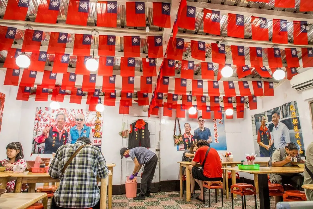 桃園最狂「國旗屋」在這!忠貞市場「大碗公米干」料多實在,道地口味人氣夯 桃園最狂「國旗屋」在這!忠貞市場「大碗公米干」料多實在,道地口味人氣夯