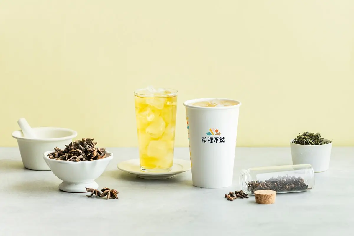 【新開店】肉桂控手搖飲!「茶裡不然」鍋煮奶茶送肉桂棒,加碼喝買一送一 【新開店】肉桂控手搖飲!「茶裡不然」鍋煮奶茶送肉桂棒,加碼喝買一送一