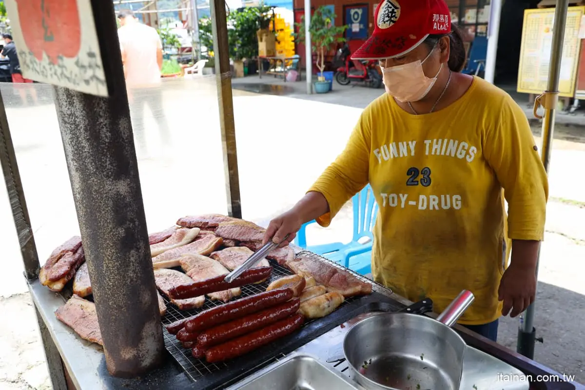有洋蔥！堅強媽媽「古早味雜貨店」堅守部落，賣雞腿堡、鹹豬肉帶給族人幸福