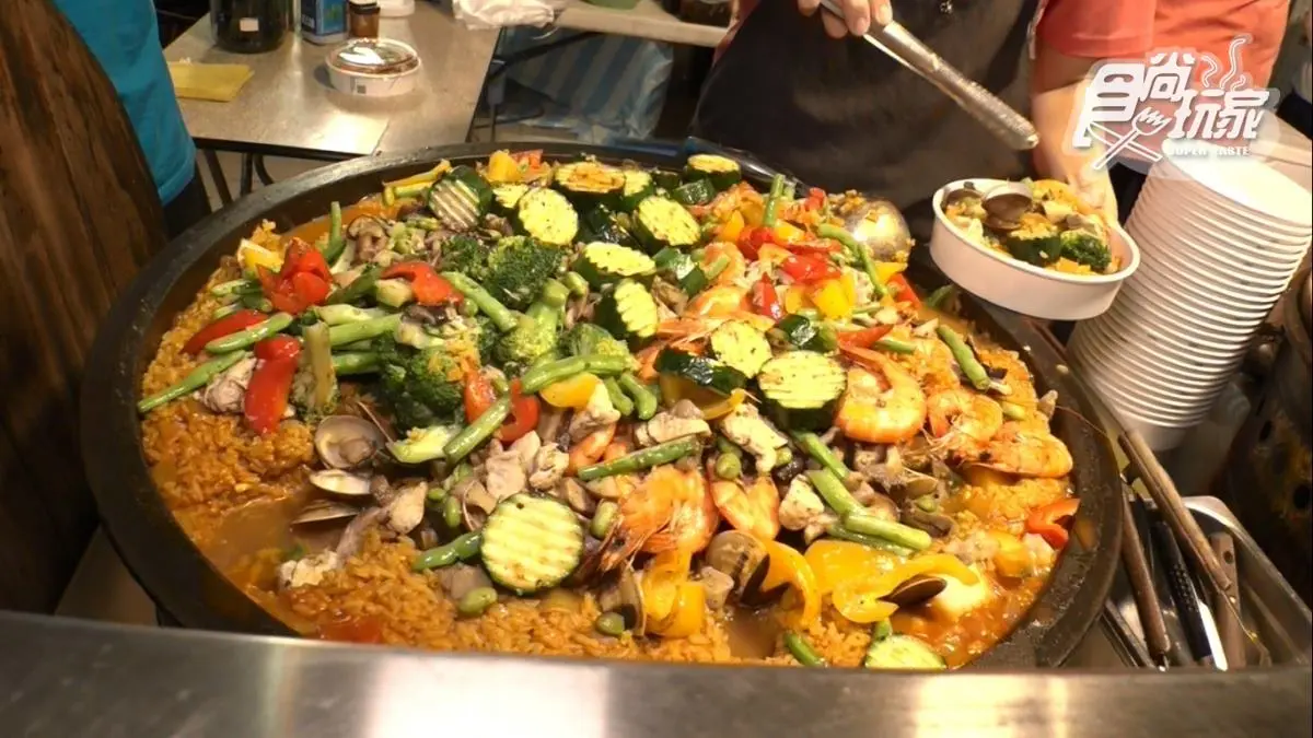 100元飽到天靈蓋！道地「西班牙燉飯」一開店就排爆，擺滿現炒海鮮料太澎派