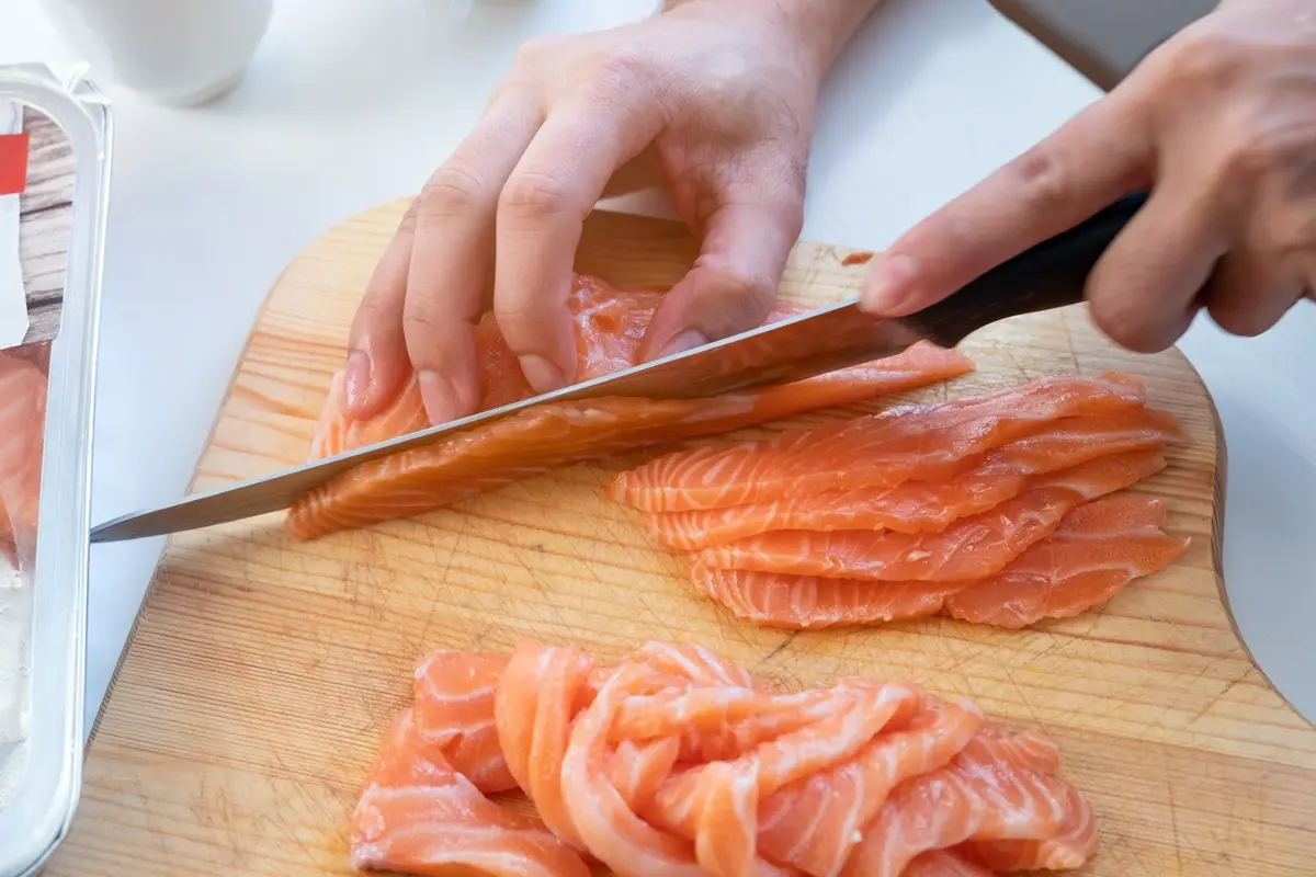 主婦救星來了!砧板去魚腥味用熱水或冷水?原來「這飲料」能拿來泡刀具除鏽 主婦救星來了!砧板去魚腥味用熱水或冷水?原來「這飲料」能拿來泡刀具除鏽