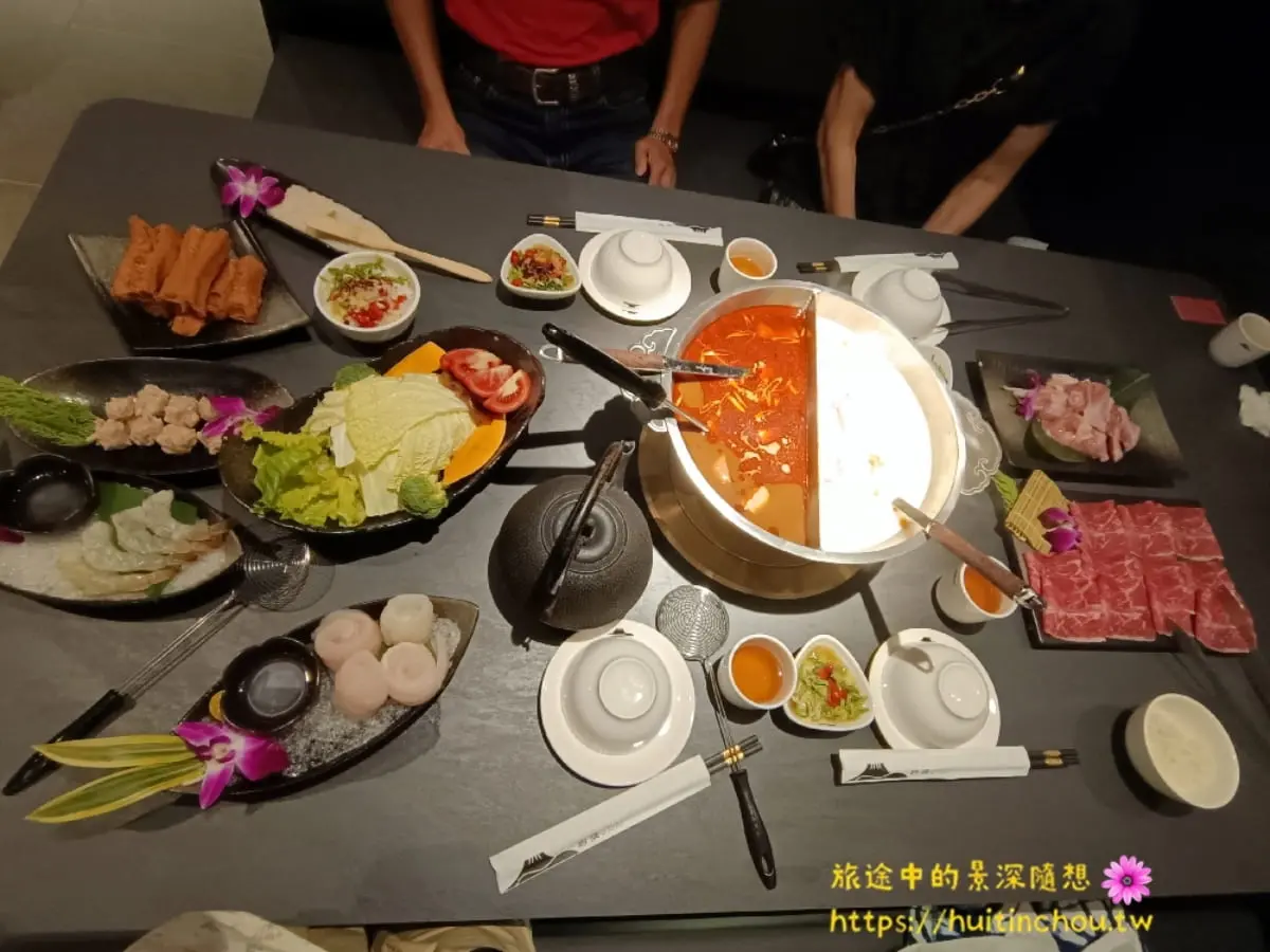 【新開店】天冷吃鍋！「新竹人氣麻辣鍋」插旗台中，先嗑浮誇「火焰炙燒豬」