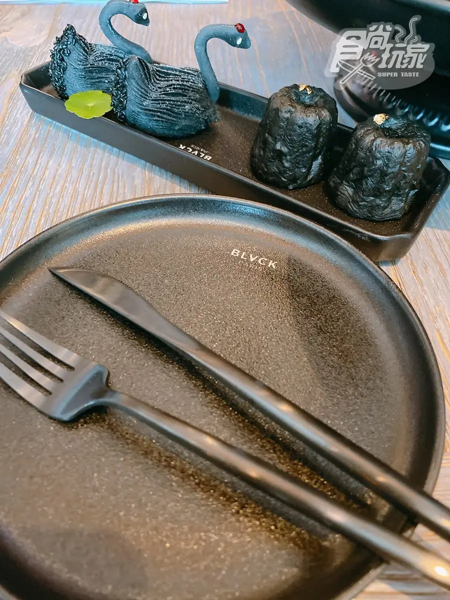 打卡必拍黑天鵝、黑漢堡!台北W飯店「黑魂下午茶」,雙人免費爽拿法國精品 打卡必拍黑天鵝、黑漢堡!台北W飯店「黑魂下午茶」,雙人免費爽拿法國精品