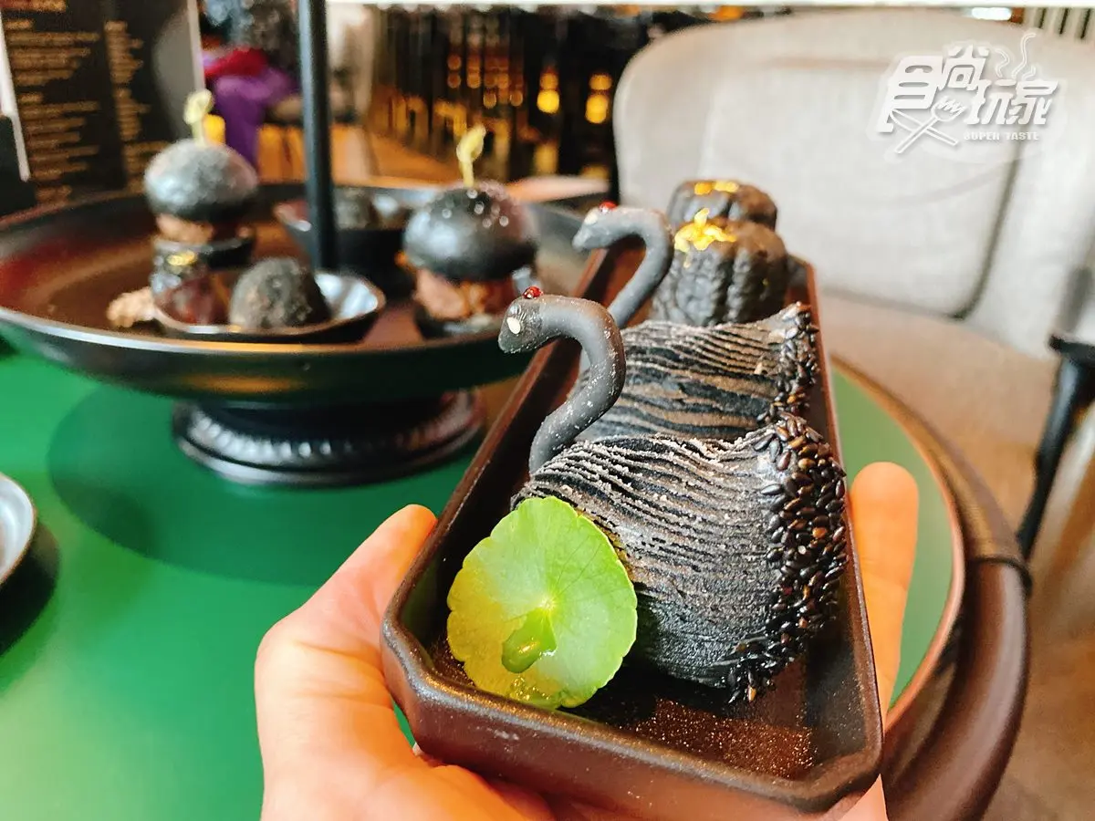 打卡必拍黑天鵝、黑漢堡!台北W飯店「黑魂下午茶」,雙人免費爽拿法國精品 打卡必拍黑天鵝、黑漢堡!台北W飯店「黑魂下午茶」,雙人免費爽拿法國精品