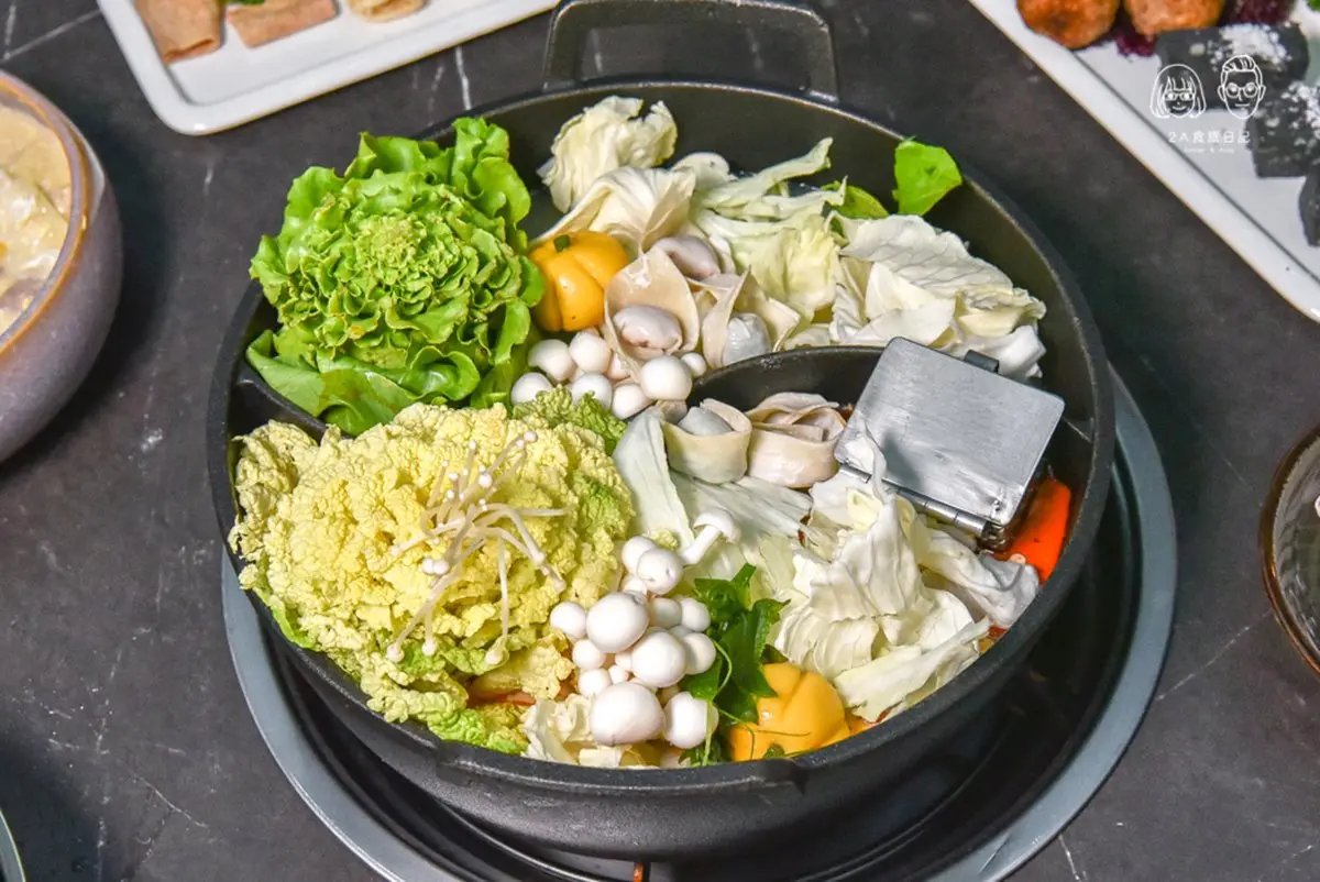 高達4.9好評！ 彰化紅到台中「浮誇系鍋物」，爽嗑肥美帝王蟹腳、玫瑰松阪豬