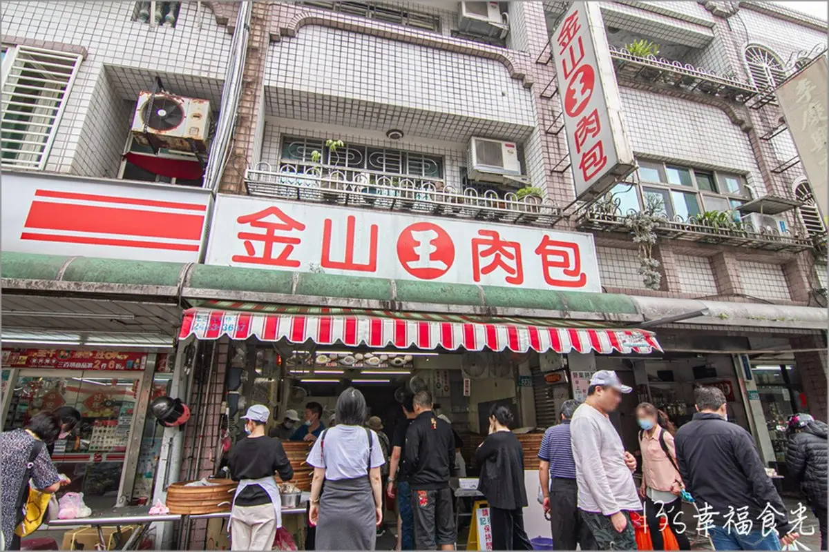 １條街吃到底！金山老街周邊６必吃：塞滿３隻萬里蟹、在地人最愛炭烤三明治