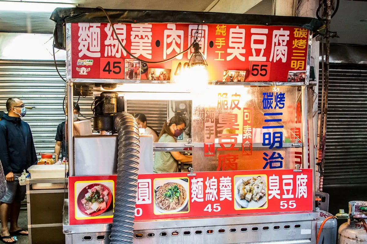 １條街吃到底！金山老街周邊６必吃：塞滿３隻萬里蟹、在地人最愛炭烤三明治