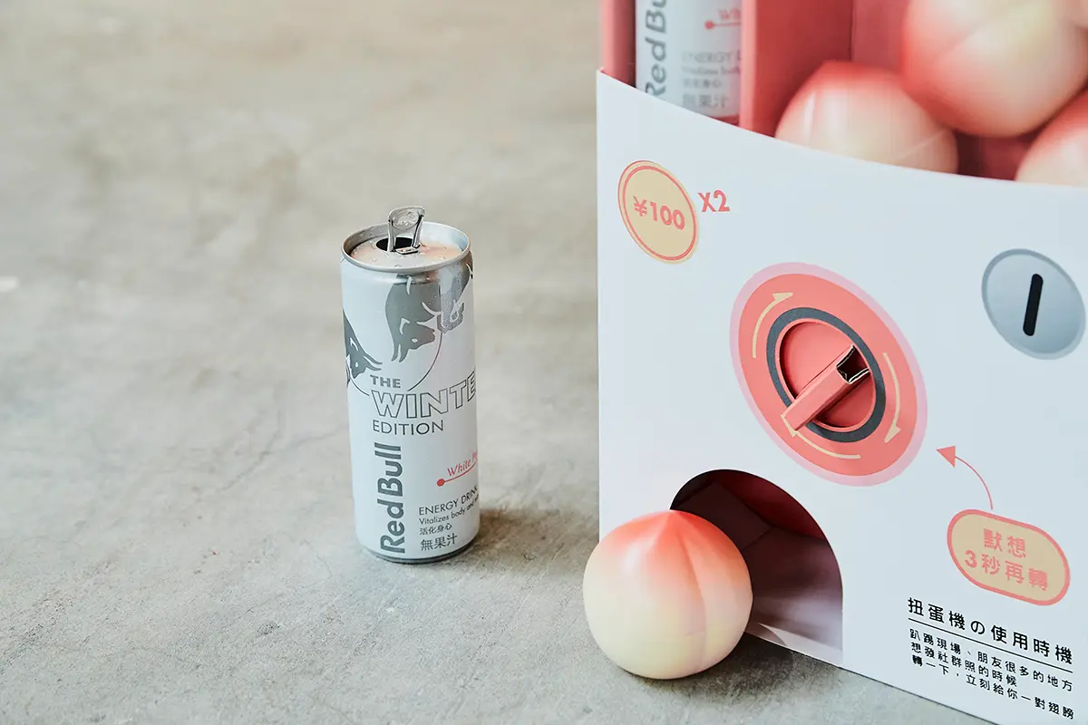 日韓夯爆!Red Bull「冬季白桃風味」台灣首上市,限量白桃扭蛋機只送不賣 日韓夯爆!Red Bull「冬季白桃風味」台灣首上市,限量白桃扭蛋機只送不賣