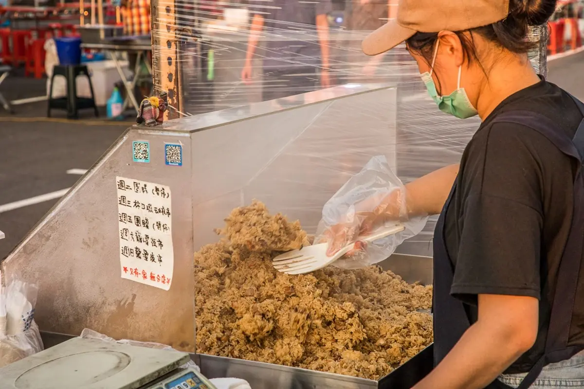未開攤先排100公尺!龍潭夜市「麻油雞飯」2小時內賣光,內行一次買8盒 未開攤先排100公尺!龍潭夜市「麻油雞飯」2小時內賣光,內行一次買8盒