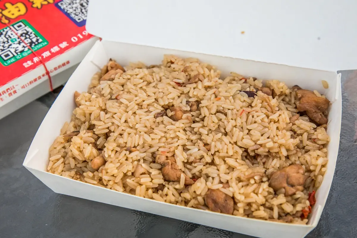 未開攤先排100公尺!龍潭夜市「麻油雞飯」2小時內賣光,內行一次買8盒 未開攤先排100公尺!龍潭夜市「麻油雞飯」2小時內賣光,內行一次買8盒