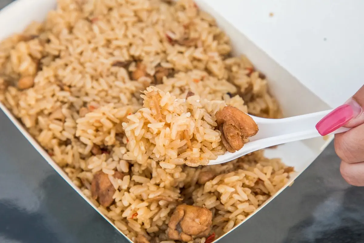 未開攤先排100公尺!龍潭夜市「麻油雞飯」2小時內賣光,內行一次買8盒 未開攤先排100公尺!龍潭夜市「麻油雞飯」2小時內賣光,內行一次買8盒