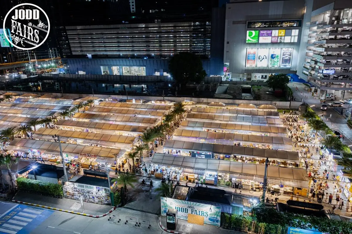 泰國「拉差達火車夜市」重新復活！白色版花園夜市超好拍，各種泰式小吃都有