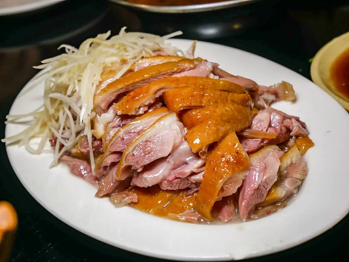 南京復興高CP值熱炒！老饕激推名店級「超強鵝肉」，加碼吃隱藏版鵝油烏醋麵