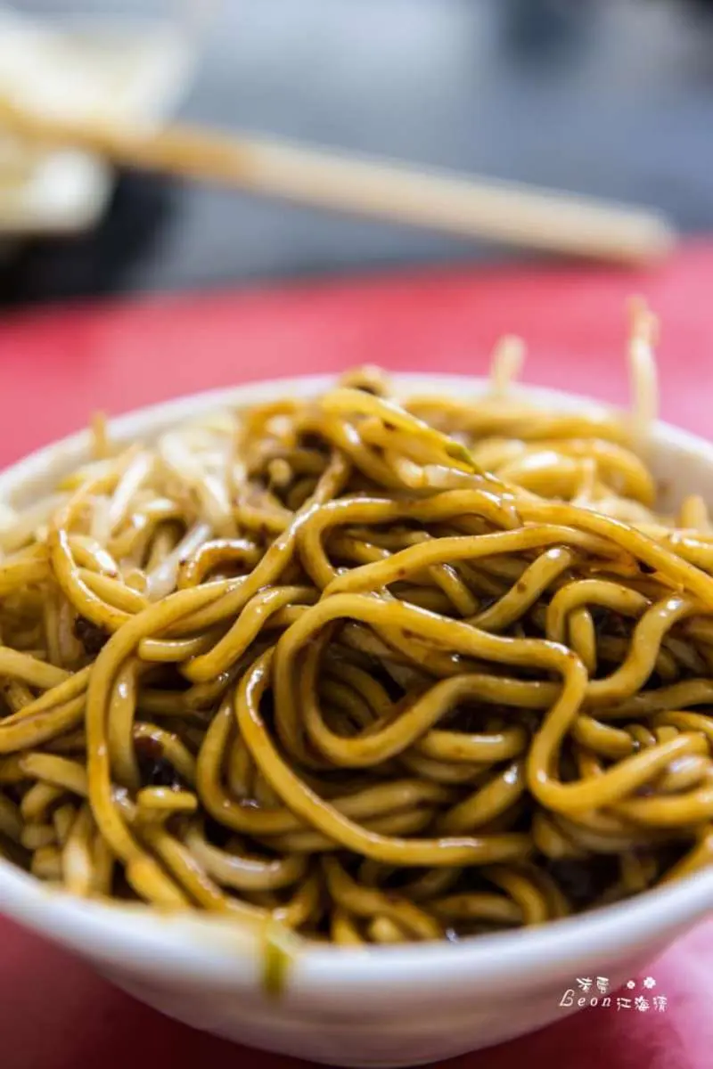 別再叫新竹美食沙漠！在地人大推「神祕黑醬麵」，深黑甜醬配乾麵唰嘴好滋味